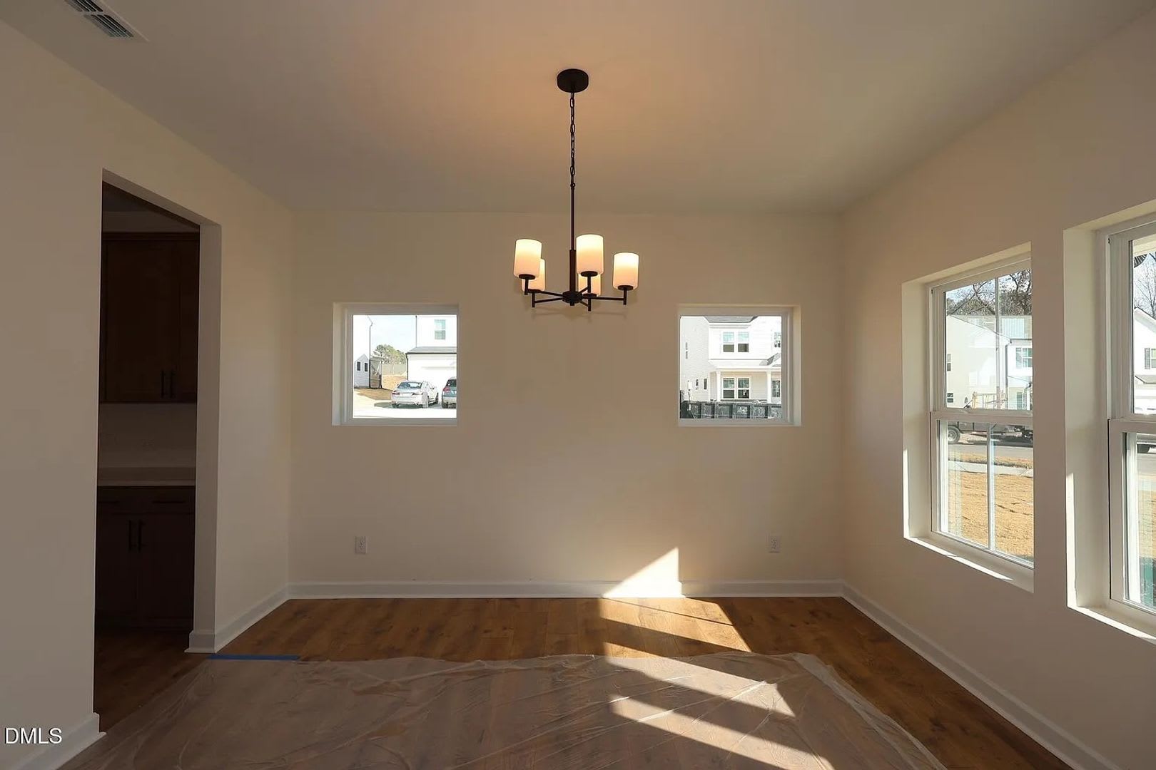 Room in 5 Bedroom Home at Dimaggio Dr – photo 1