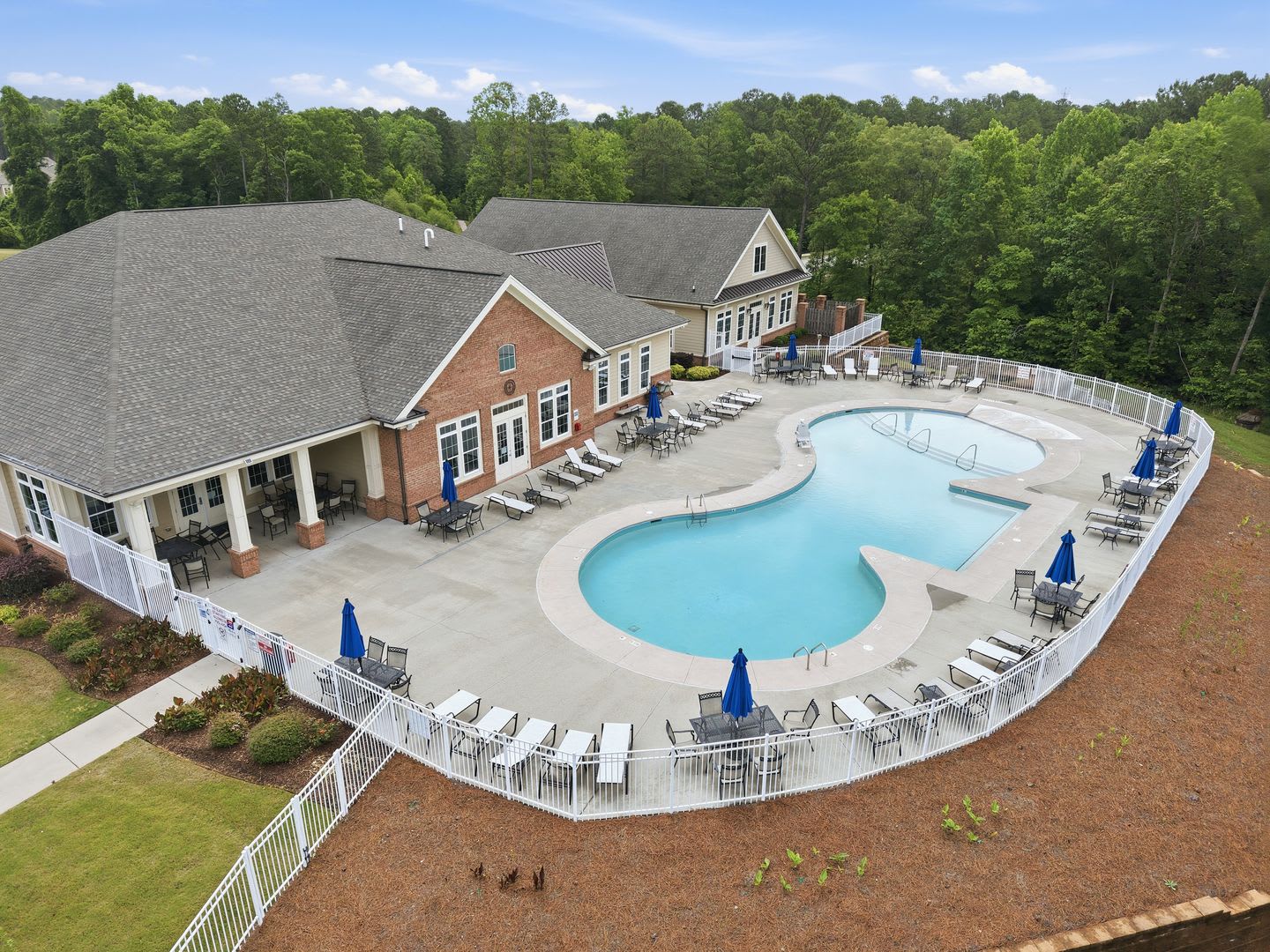Modern 4-Bedroom Home in the Sought-After Ellis Crossing Community! – photo 2