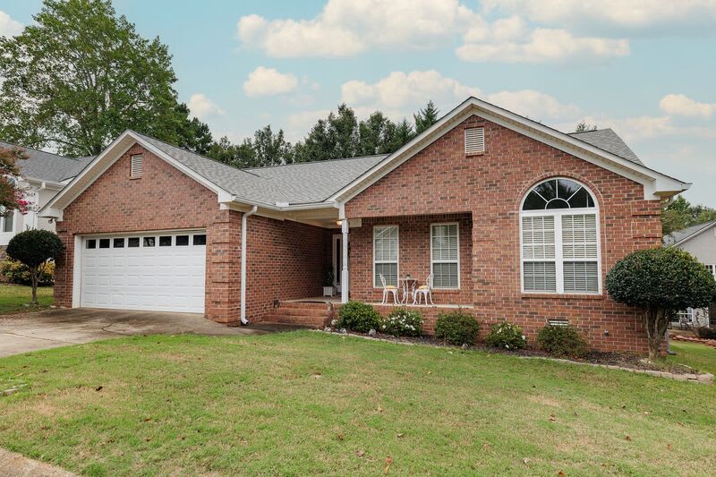 195 Bedford Drive – photo 2