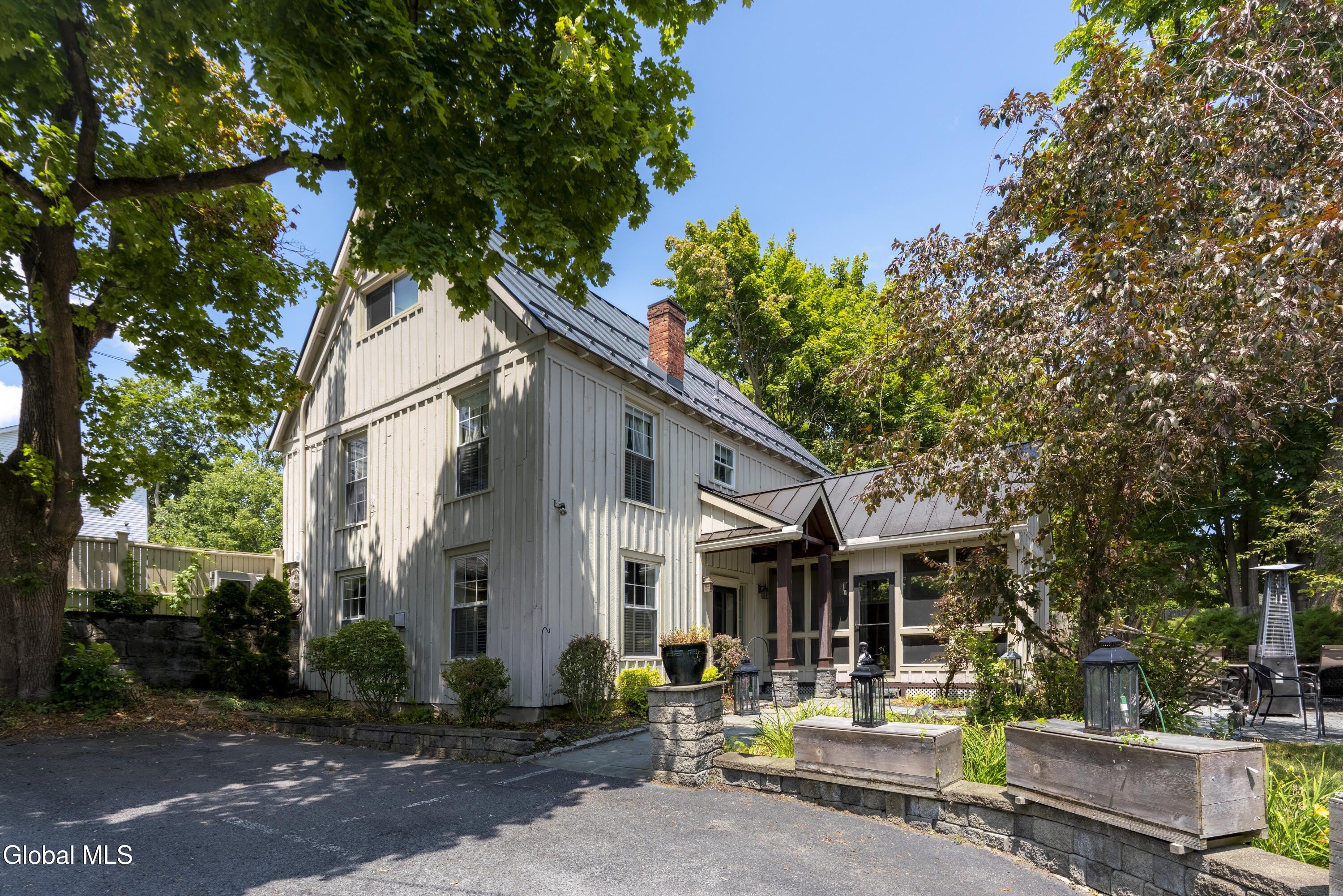 569 N Broadway – photo 1