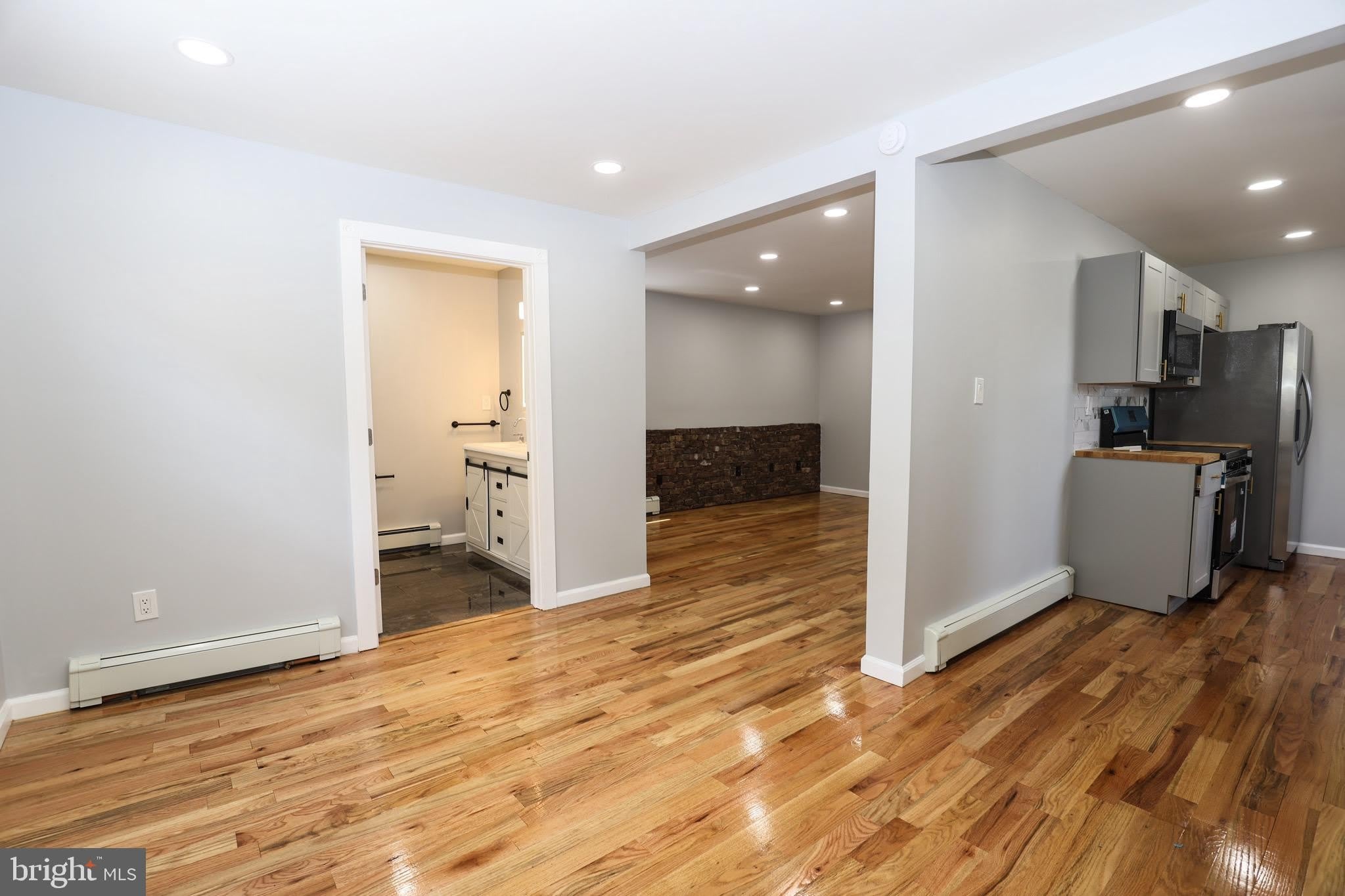 562 PEACOCK Street – photo 5