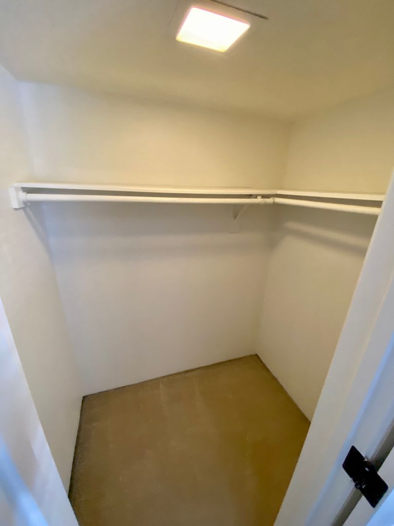 Spacious Upgraded One Bedroom Condo in Scottsdale – photo 1
