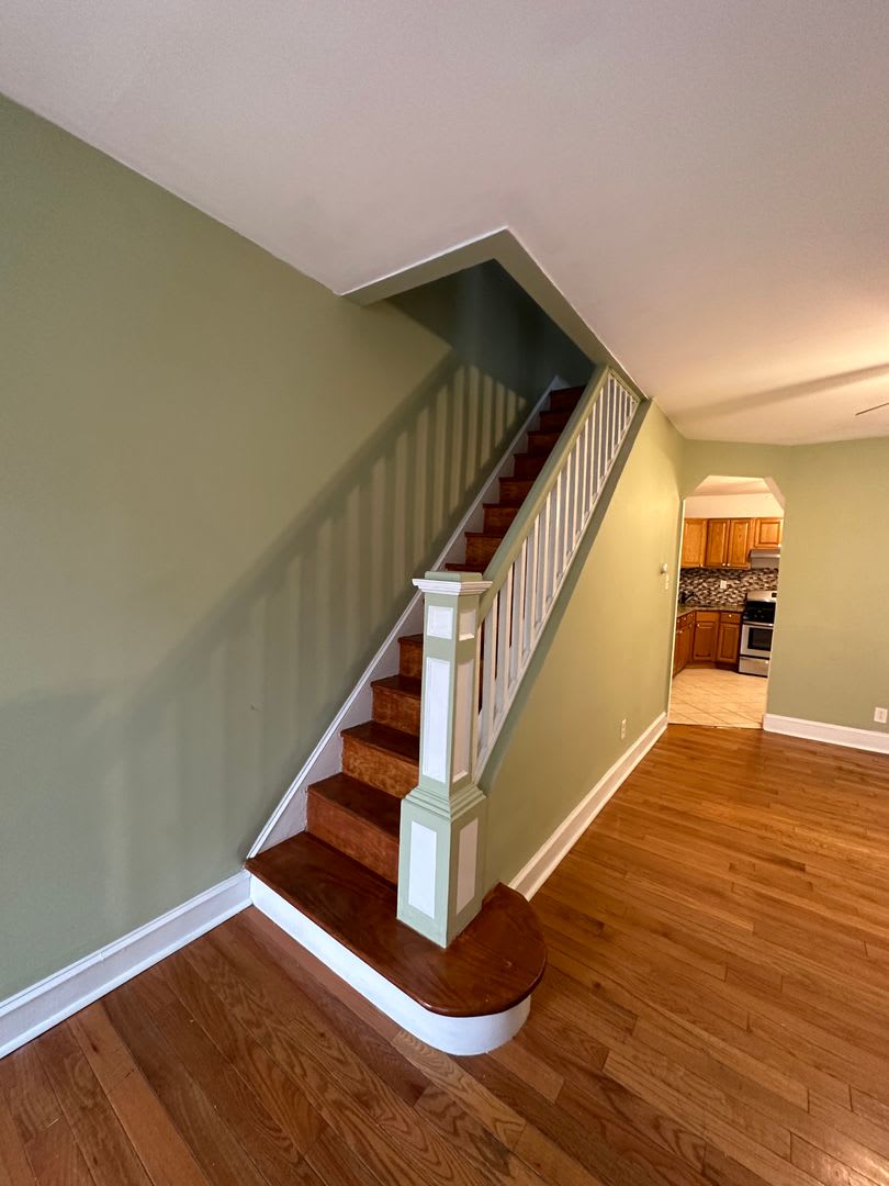 Spacious 3 Bedroom 1 Bathroom in Port Richmond St. Available NOW! – photo 5