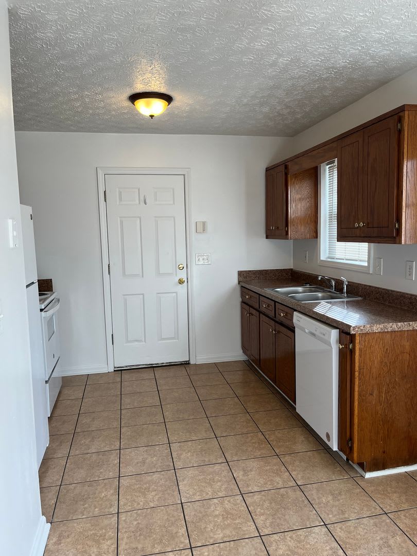 4 Bedroom / 2 Bathroom House – photo 5