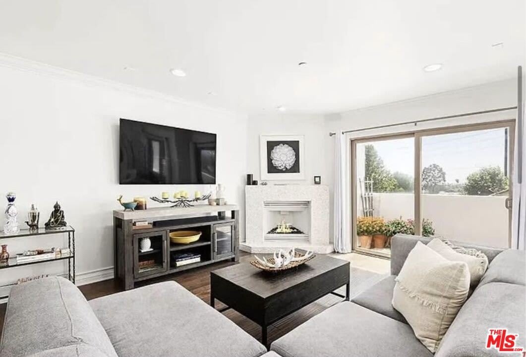 1621 Barry Ave – photo 2