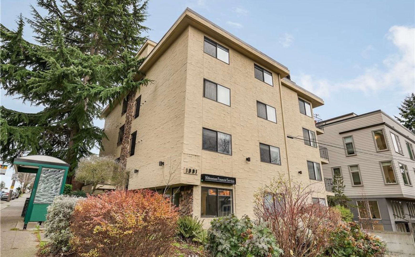 Light Filled Remodeled Condo W Secure Parking Included Queen Anne – photo 2