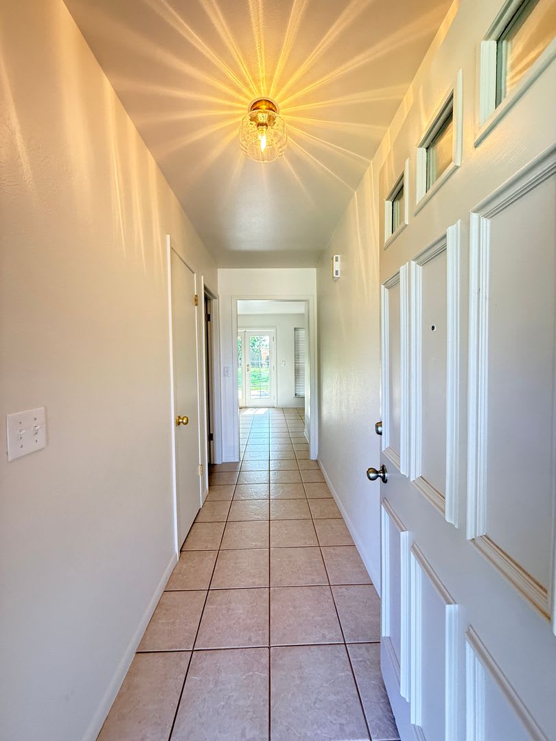 Beautiful 4 Bedroom 1.5 Bath – photo 2