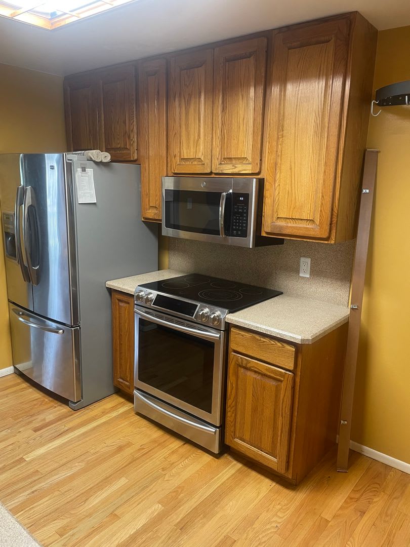 Charming and Updated 3 bed w/ Basement home in fantastic location! – photo 5
