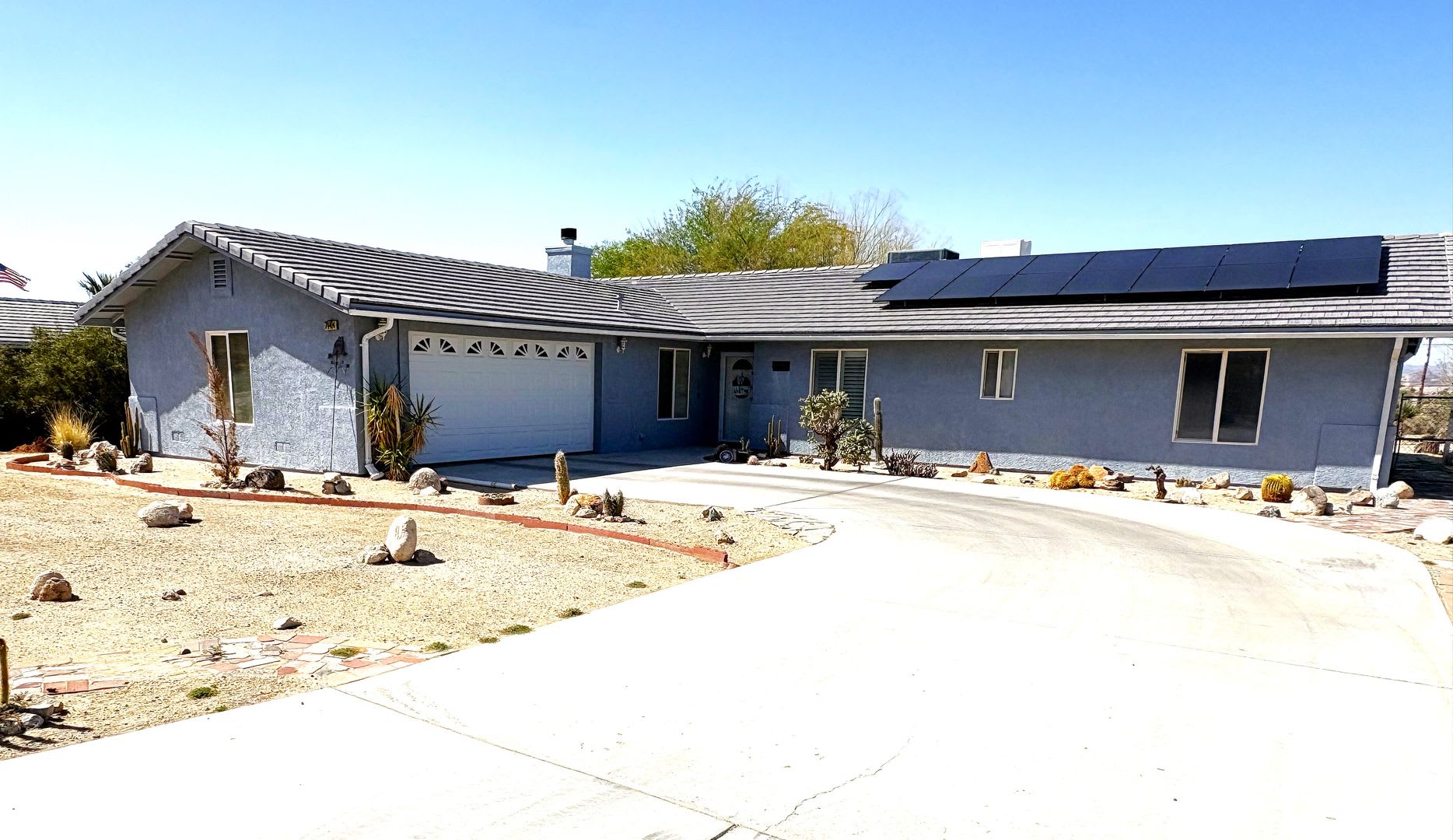 Large 3 Bedroom, 3 Bathroom Home with Solar – photo 1