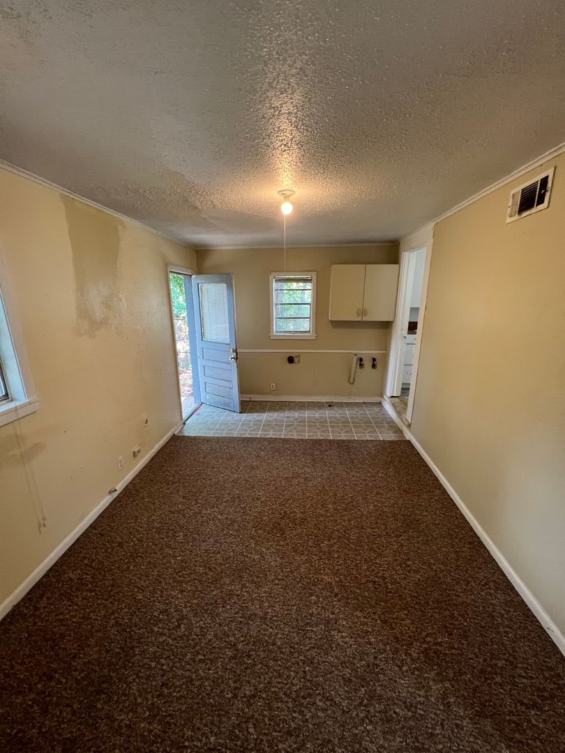 Clean 3bed, 1 bath ready to go! – photo 3