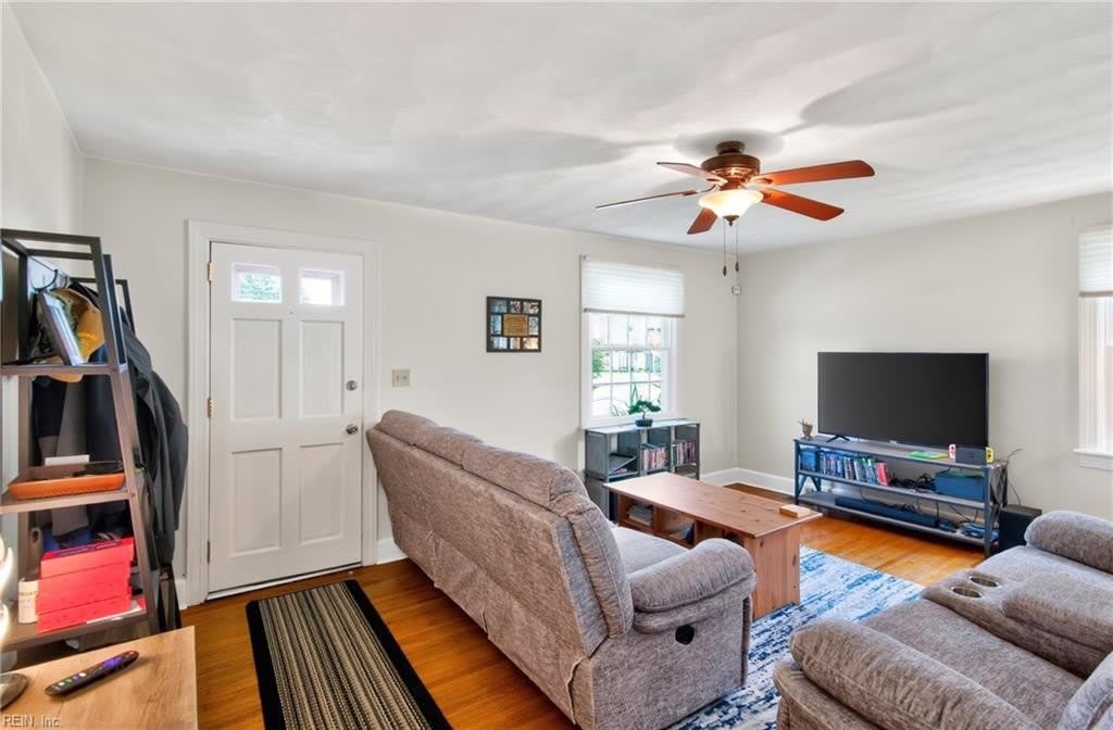 1057 W Ocean View Avenue – photo 4