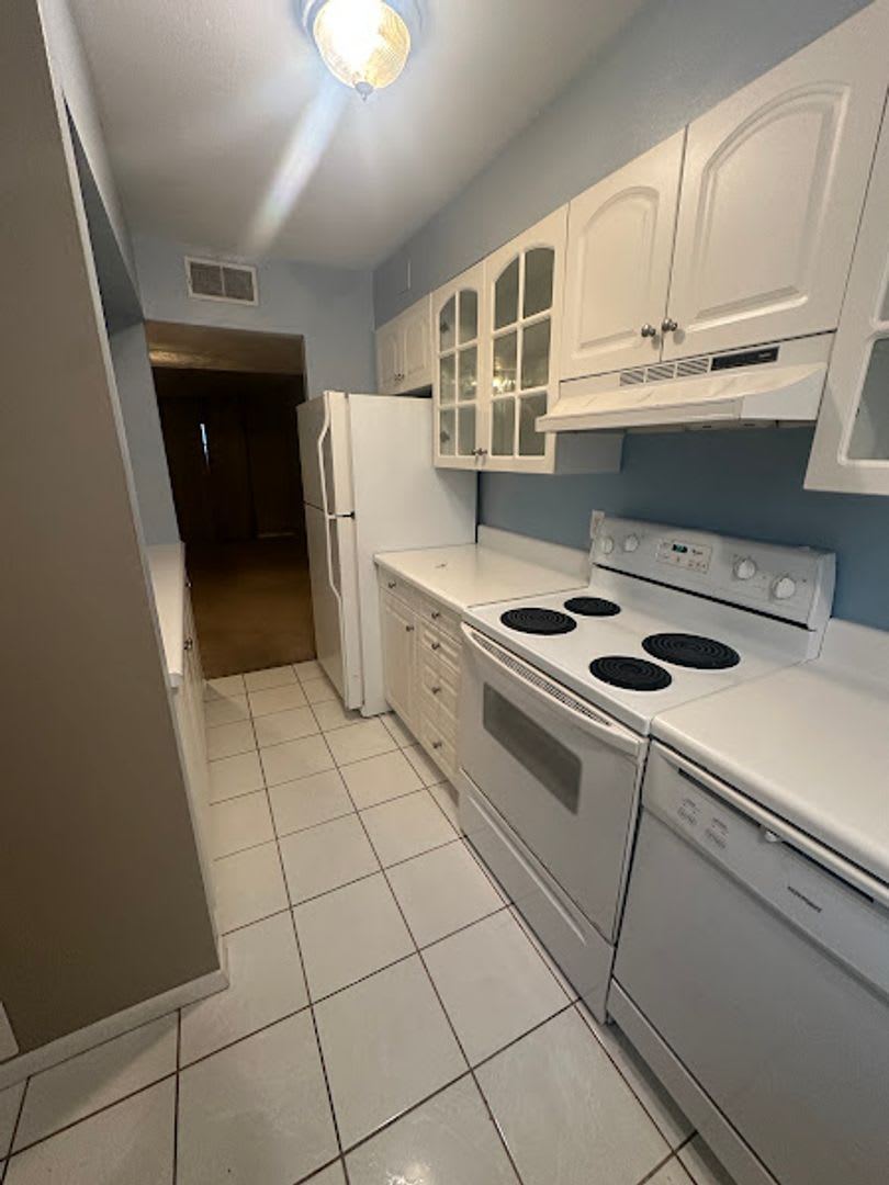 Townhome in Tallwood Oaks – photo 3