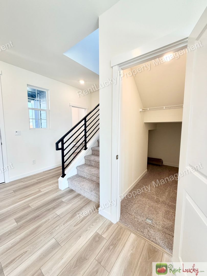 Brand New 4 Bedroom House In Bonney Lake Private Backyard And Large Layout – photo 3