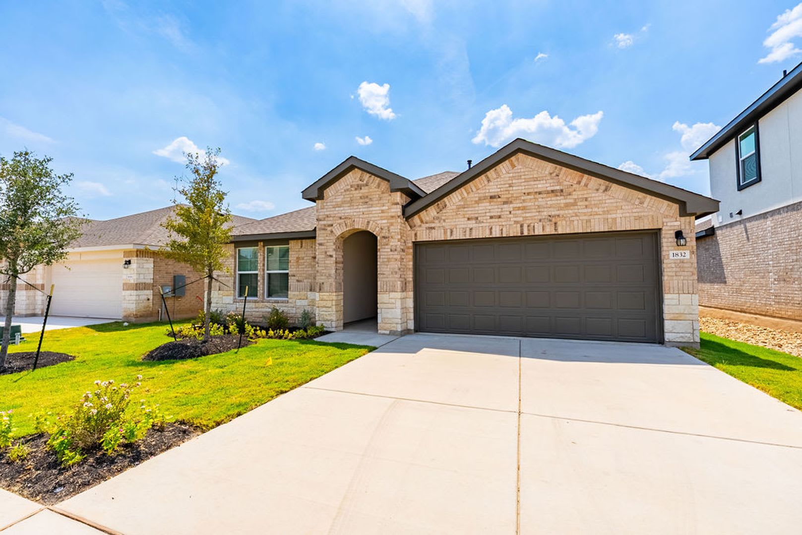 Newly Built Full Of Charm In Bar W Ranch – photo 2