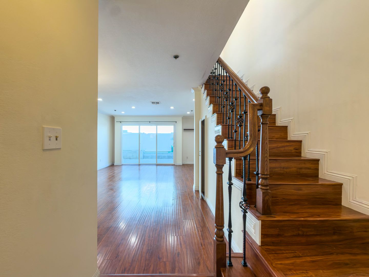 Spacious 2BR/2.5BA Condo with Private Patio in Glendale – photo 2
