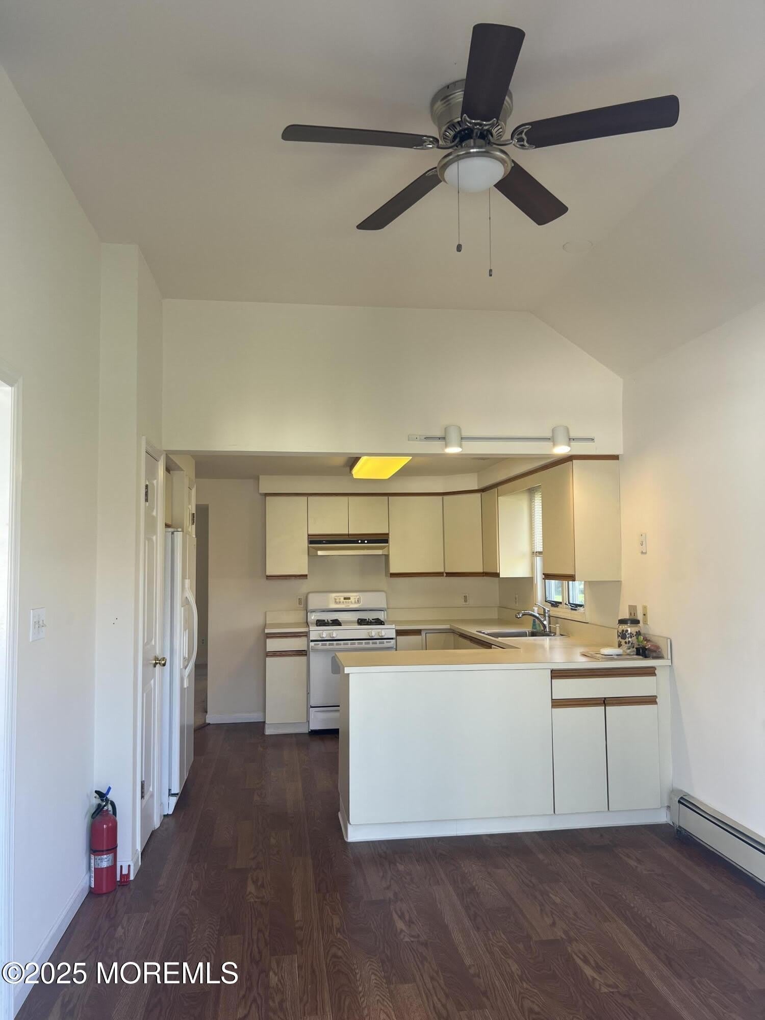 465 Adrian Avenue – photo 5