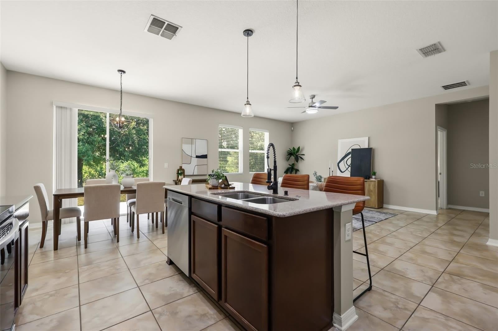 215 LAKES SHORE Drive – photo 3