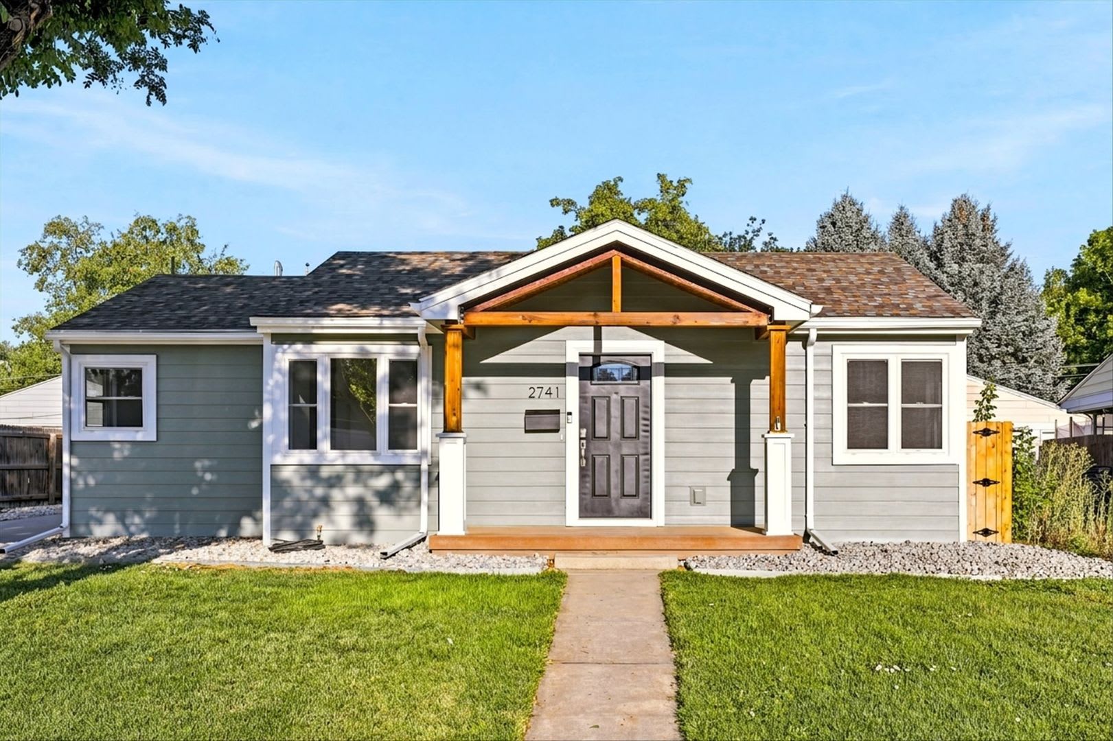 Gorgeous Remodeled 2 Bedroom 2 Bathroom Home – photo 2