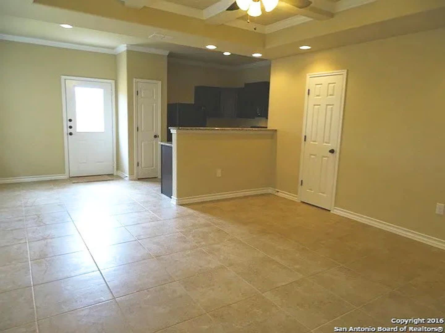 Charming 3BR/2.5BA Near Randolph AFB & Ft. Sam Houston – photo 3