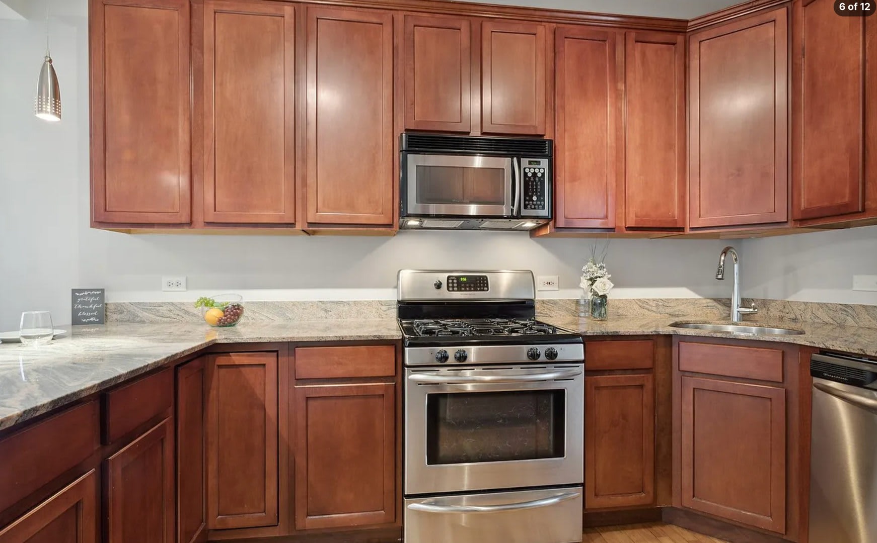 Spacious 2-Bedroom Apartment in Bucktown with In-Unit Laundry – photo 2