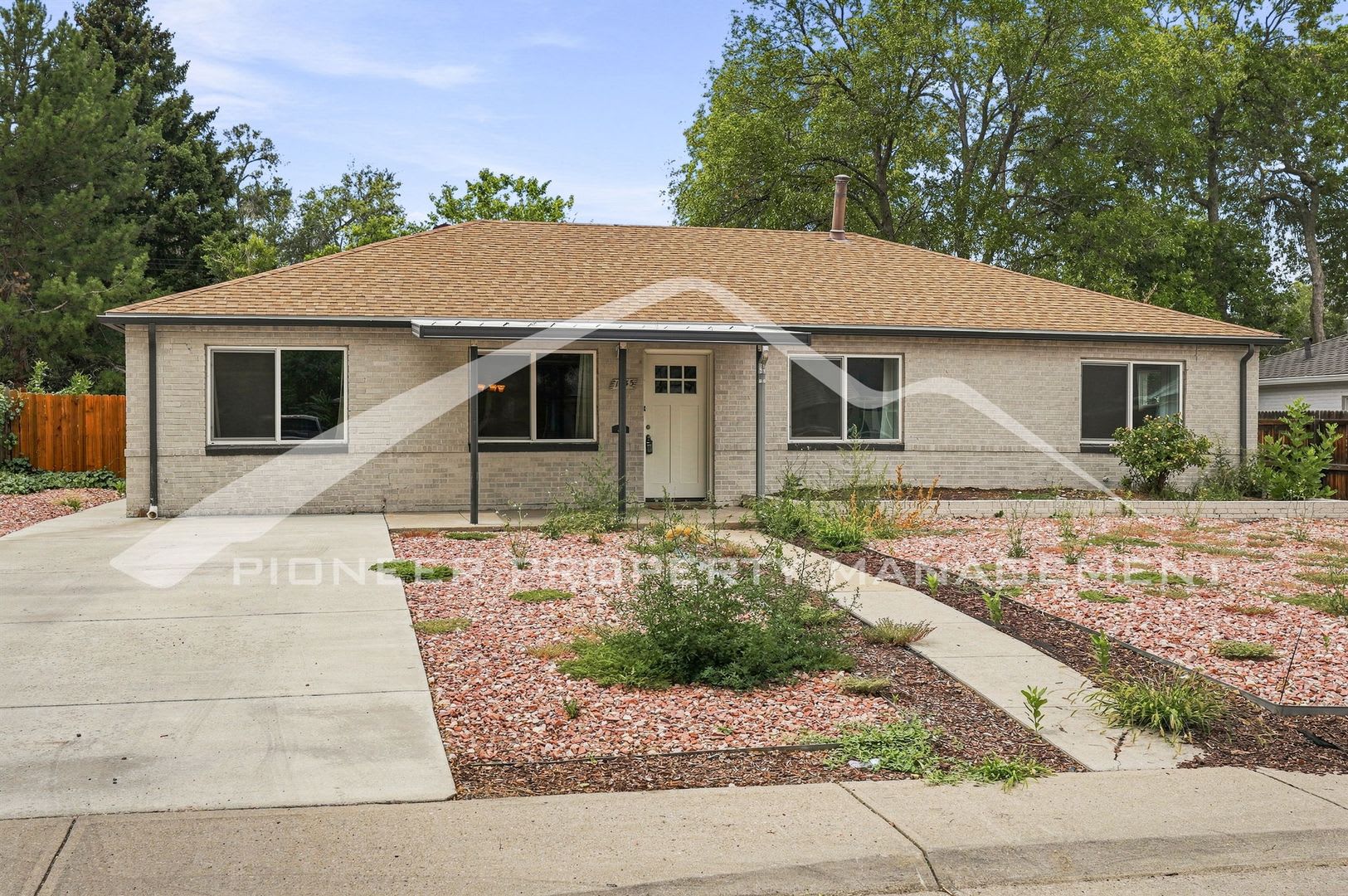 Spacious 4BR/2BA with Updated Kitchen & AC in Aurora – photo 1