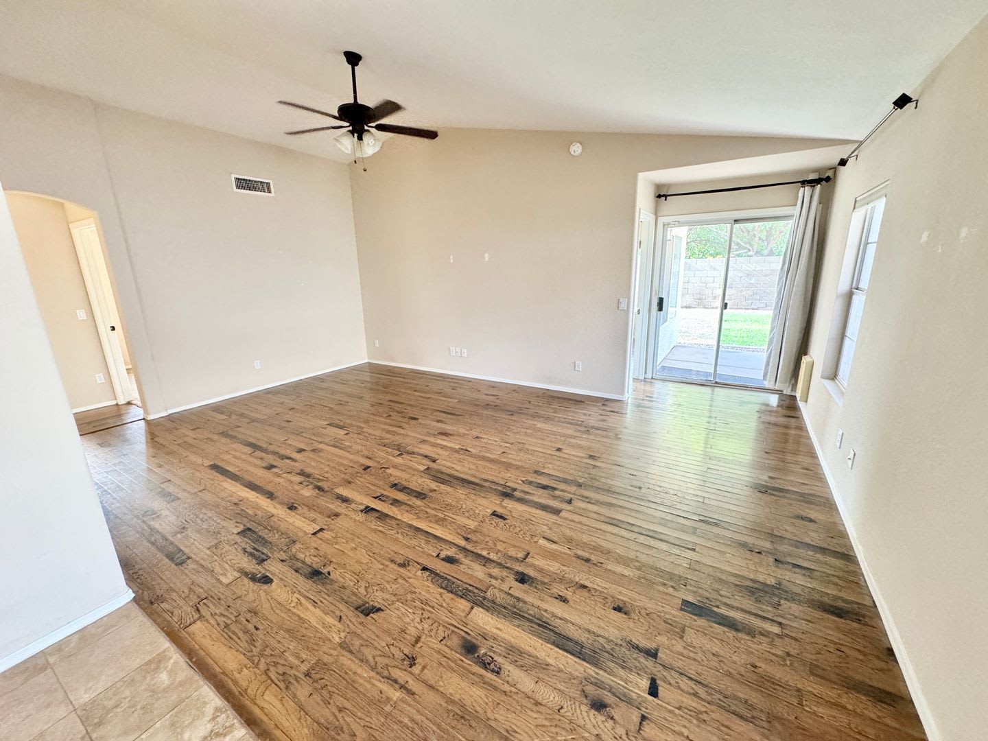 Beautiful 3 bed/2 bath home with tons of upgrades in Gilbert! Close to downtown! – photo 2