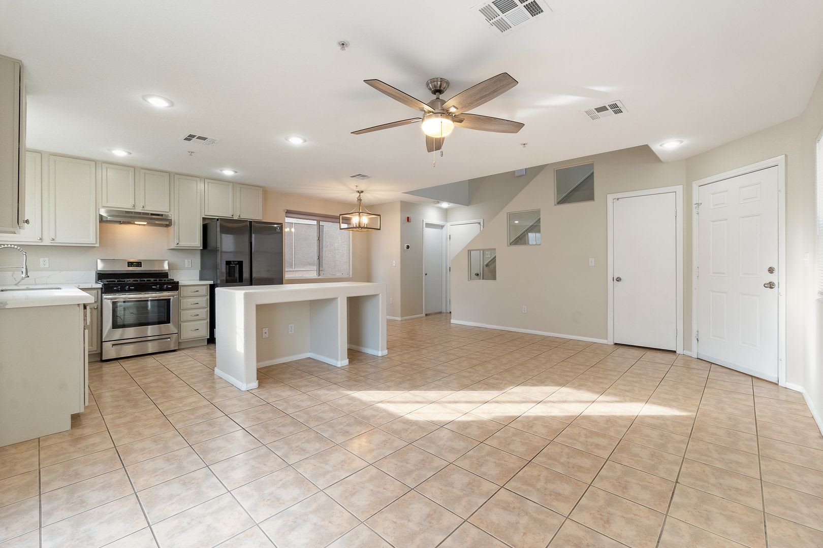 Stylish Gated Community 3 Bedroom Townhome with Solar & Community Amenities! – photo 4