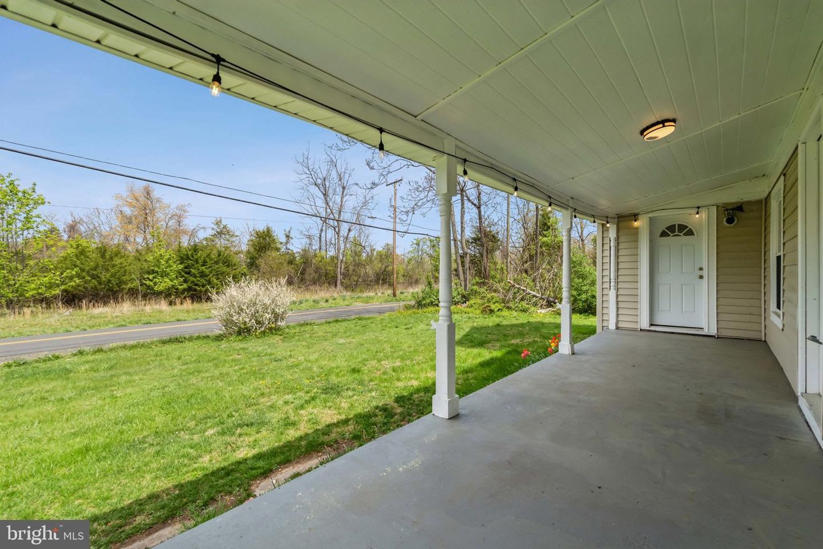 Experience The Perfect Blend Of Peaceful Country Charm And Modern Comfort In This Beautifully Refreshed Residence Ideally Situated Between Gainesville And Warrenton – photo 2