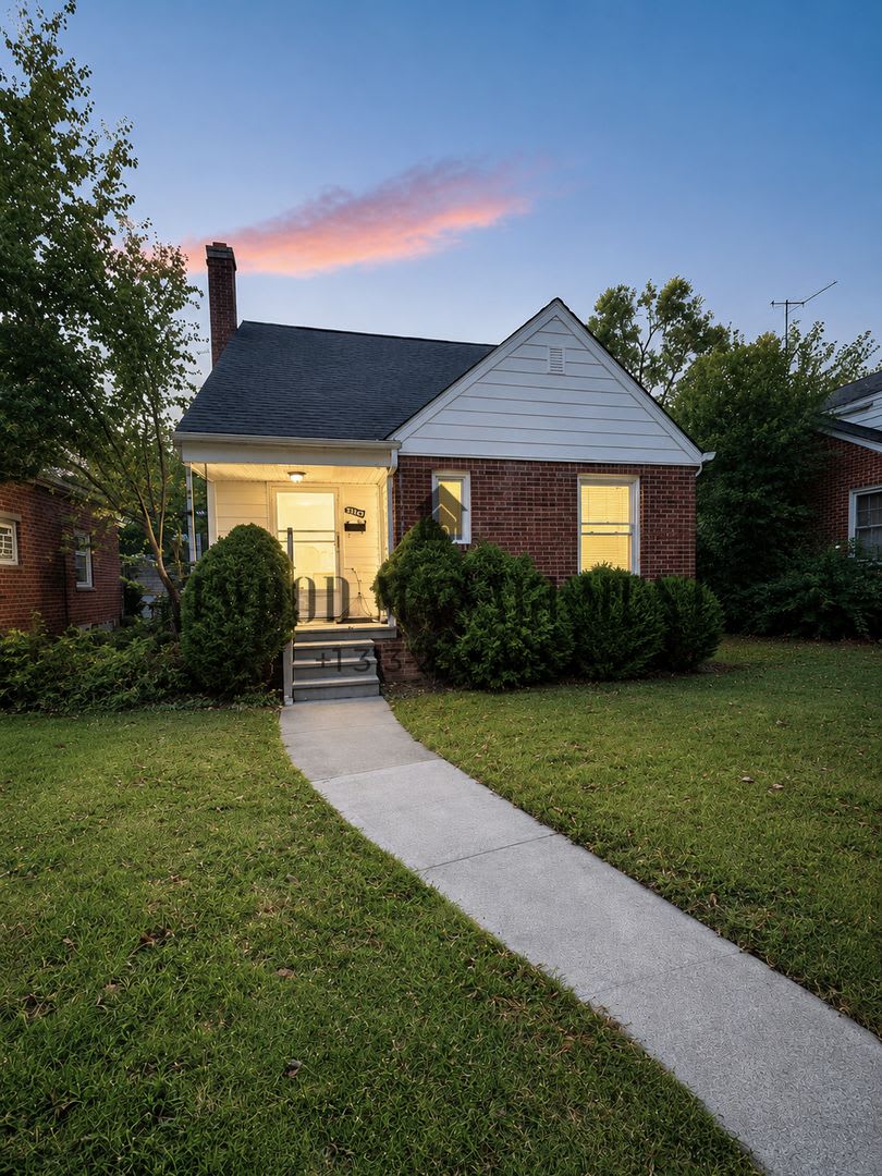 This beautifully updated 3-bedroom, 2-bath single-family home is ready for move-in! – photo 1
