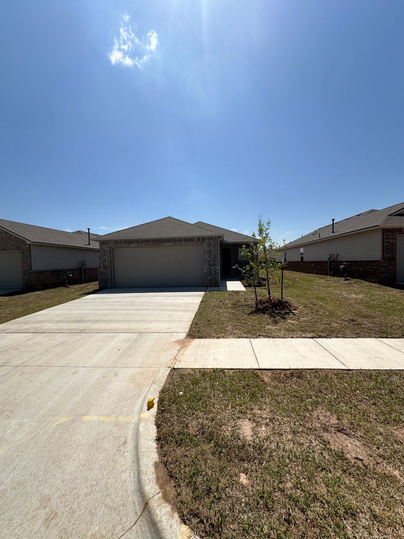 Golden Ticket Special 6 Weeks Rent Free Sign By 8 31 4 Bed 2 Bath Yukon Home With Fenced Backyard – photo 3