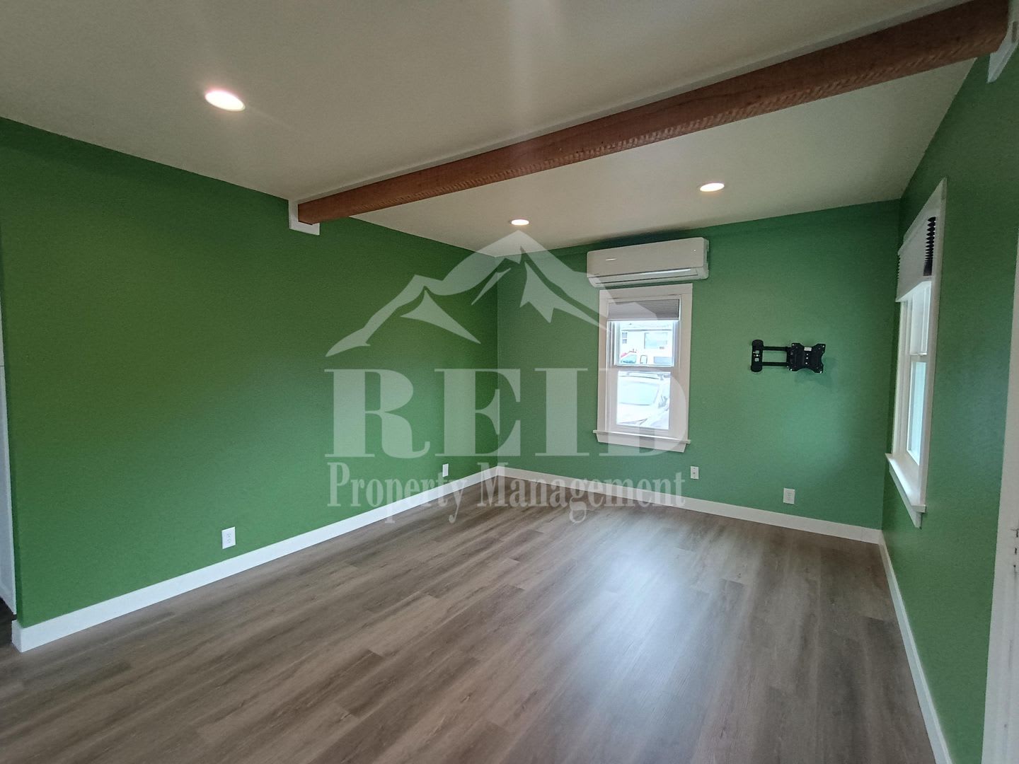 Updated 3-Bedroom Home with Butler's Pantry, Large Fenced Yard & Garage in Bremerton – photo 4