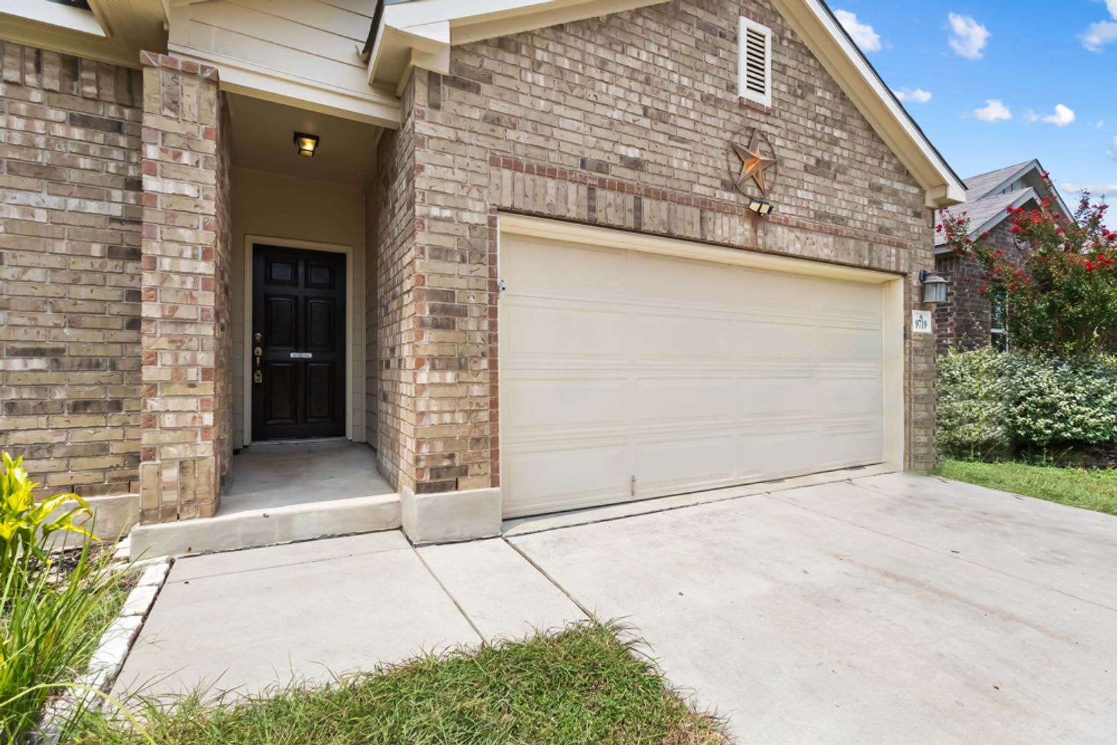 Freshly Painted Bricewood Home With Laminate Flooring In Bedrooms 3 Bedrooms 2 Baths Great Nw San Antonio Location – photo 2