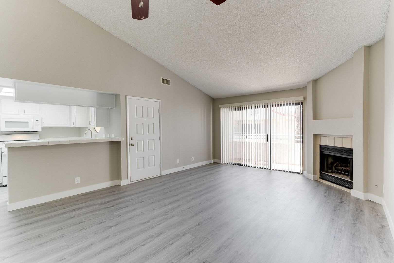 Charming Upstairs Condo With Dual Balconies Spacious Layout – photo 2