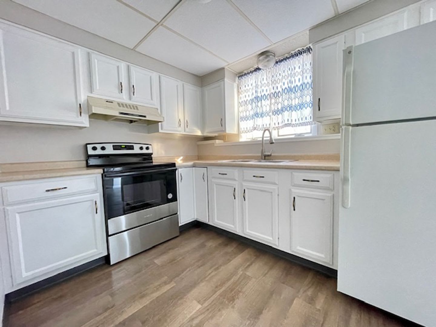 SPACIOUS 2 Bedroom Duplex Move-In Ready! – photo 2