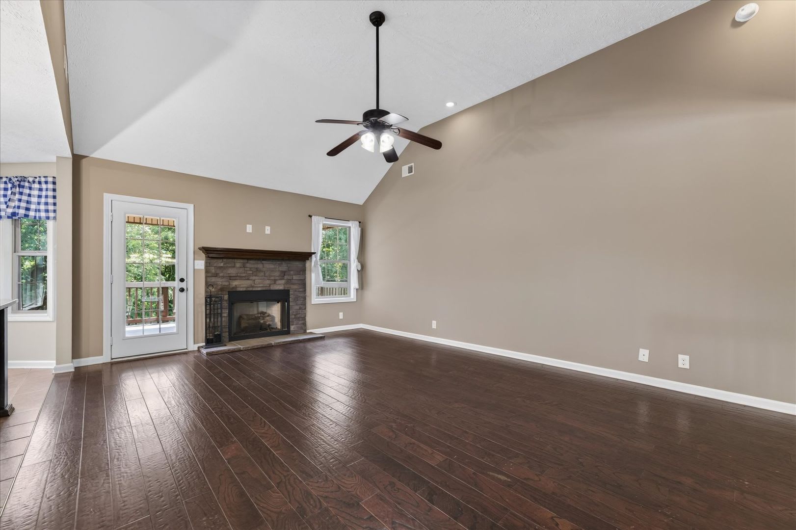 Pet Friendly Five Bedroom with Basement! – photo 5