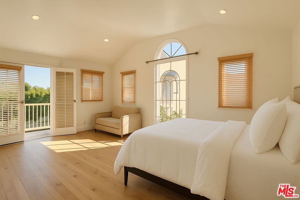 1174 Coldwater Canyon Drive – photo 2