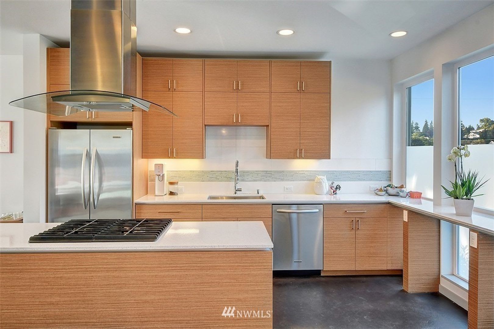 Spacious West Seattle Townhome With Rooftop Deck and Waterviews!! – photo 4