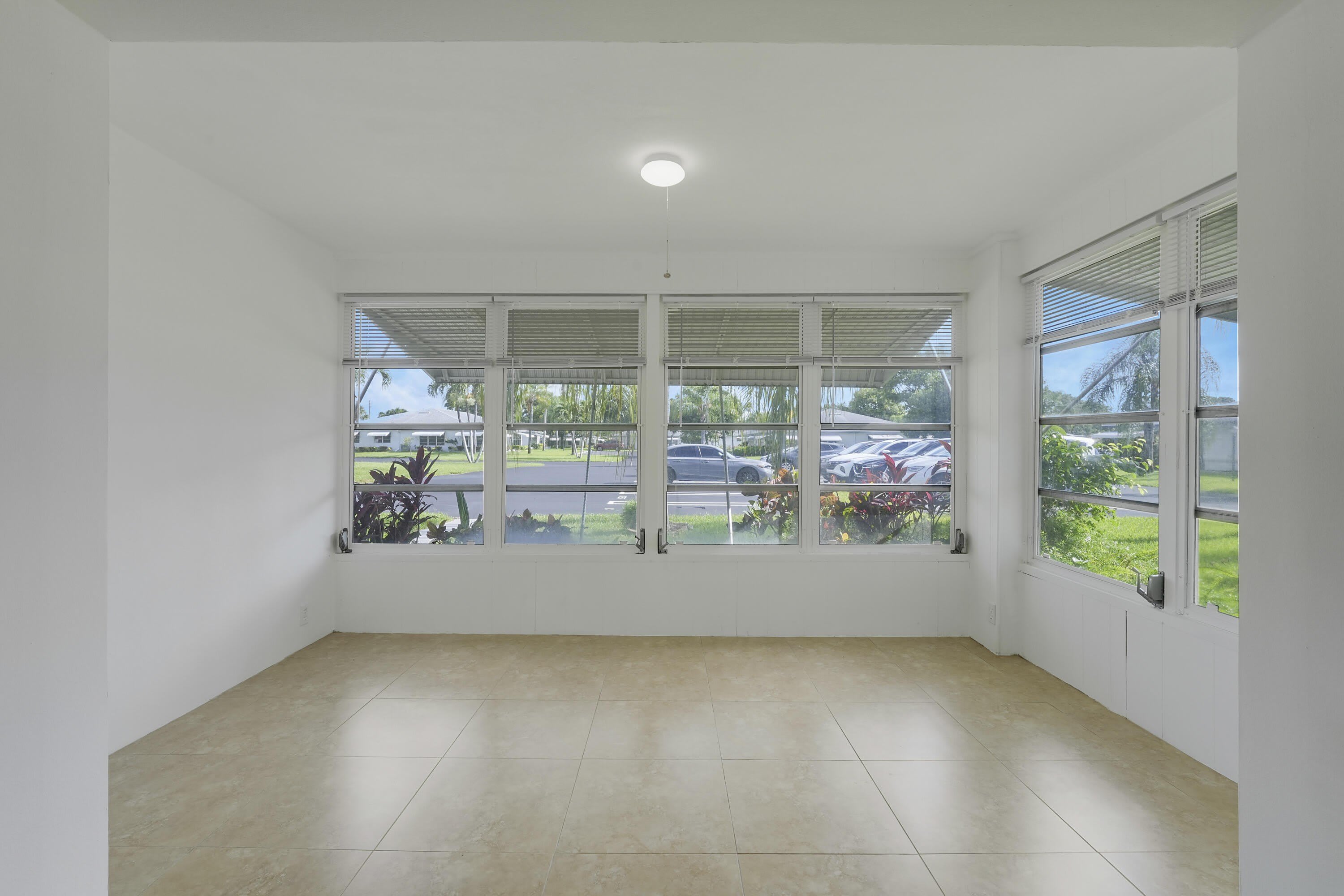 1142 W Circle Ter W – photo 4