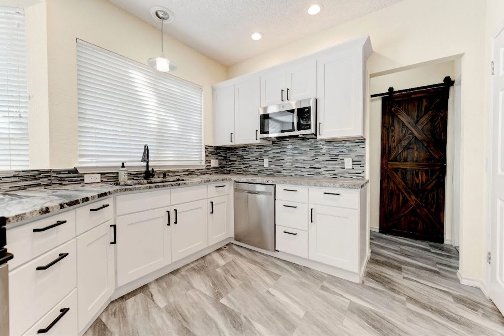 Spacious and Updated Home in Prime Location – photo 4