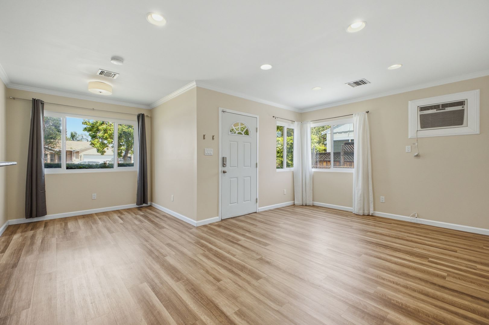 Stunning 3-Bedroom Burbank Home with Office & Entertainer’s Backyard – photo 3