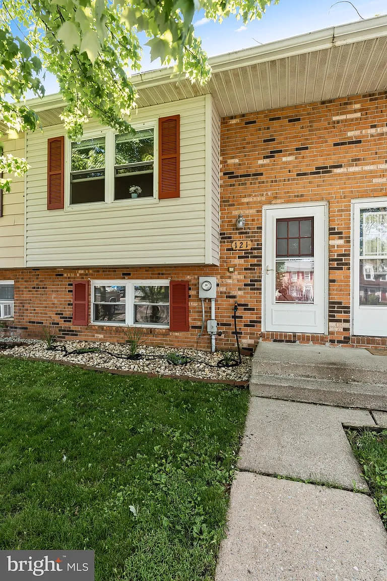 121 Carnival Dr – photo 3