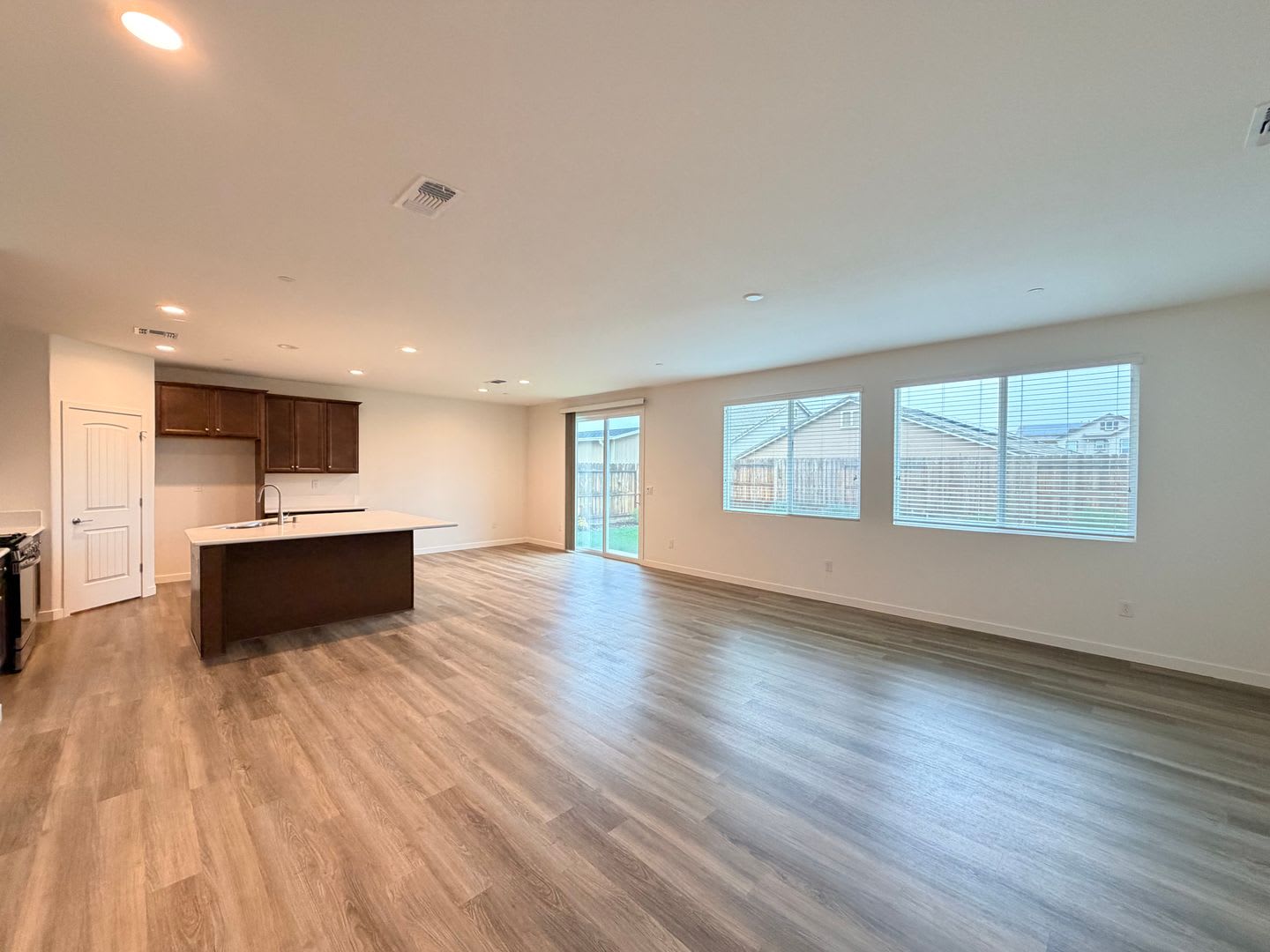 1858 Morro Ct, Los Banos: Modern 2023 Home with Comfortable Layout and Energy Efficient Features – photo 5