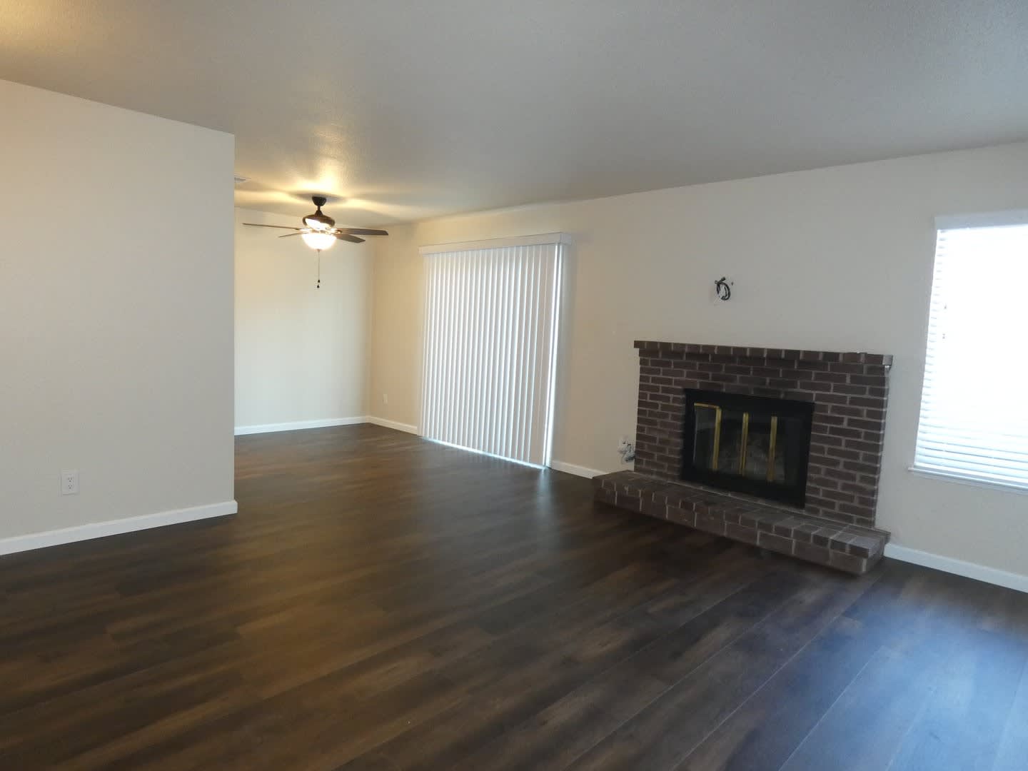 Townhouse Located Near School, Parks, Freeway Access! – photo 1