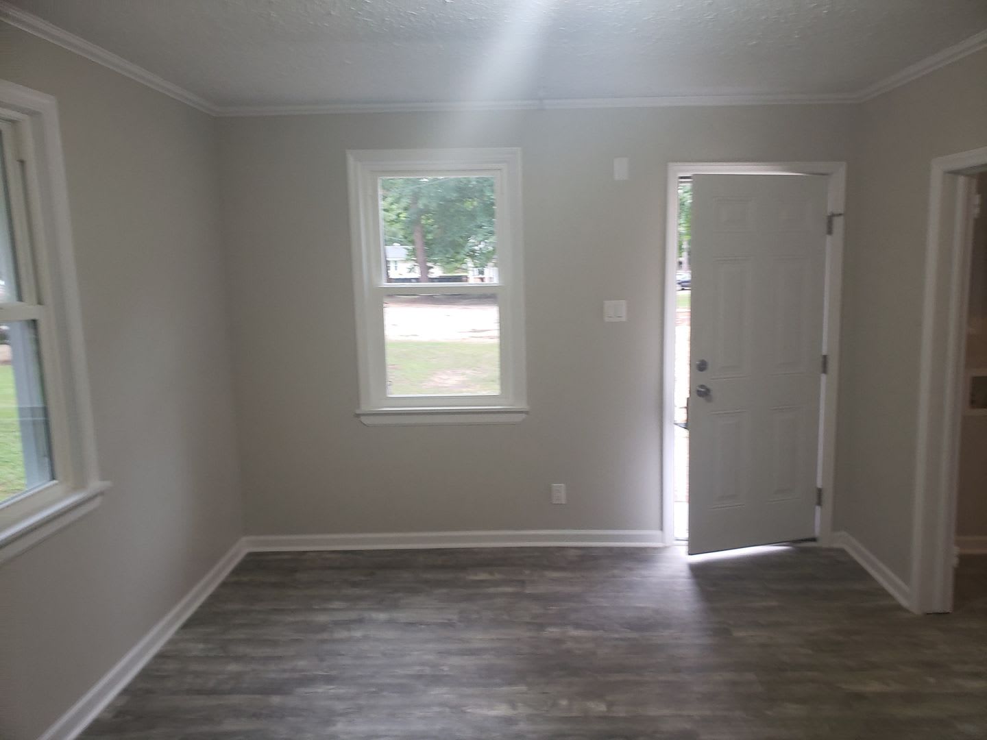 Newly Renovated 2 Bedroom Cottage Close to Shaw in Quiet Area – photo 2