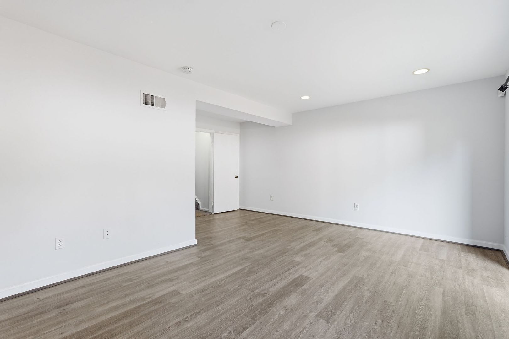 This Beautifully Designed Townhome Offers Three Spacious Bedrooms And Two And A Half Refined Baths Thoughtfully Curated For Both Comfort And Style – photo 5