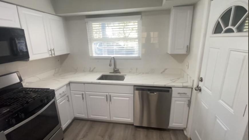 1321 West Sherwin Avenue – photo 1