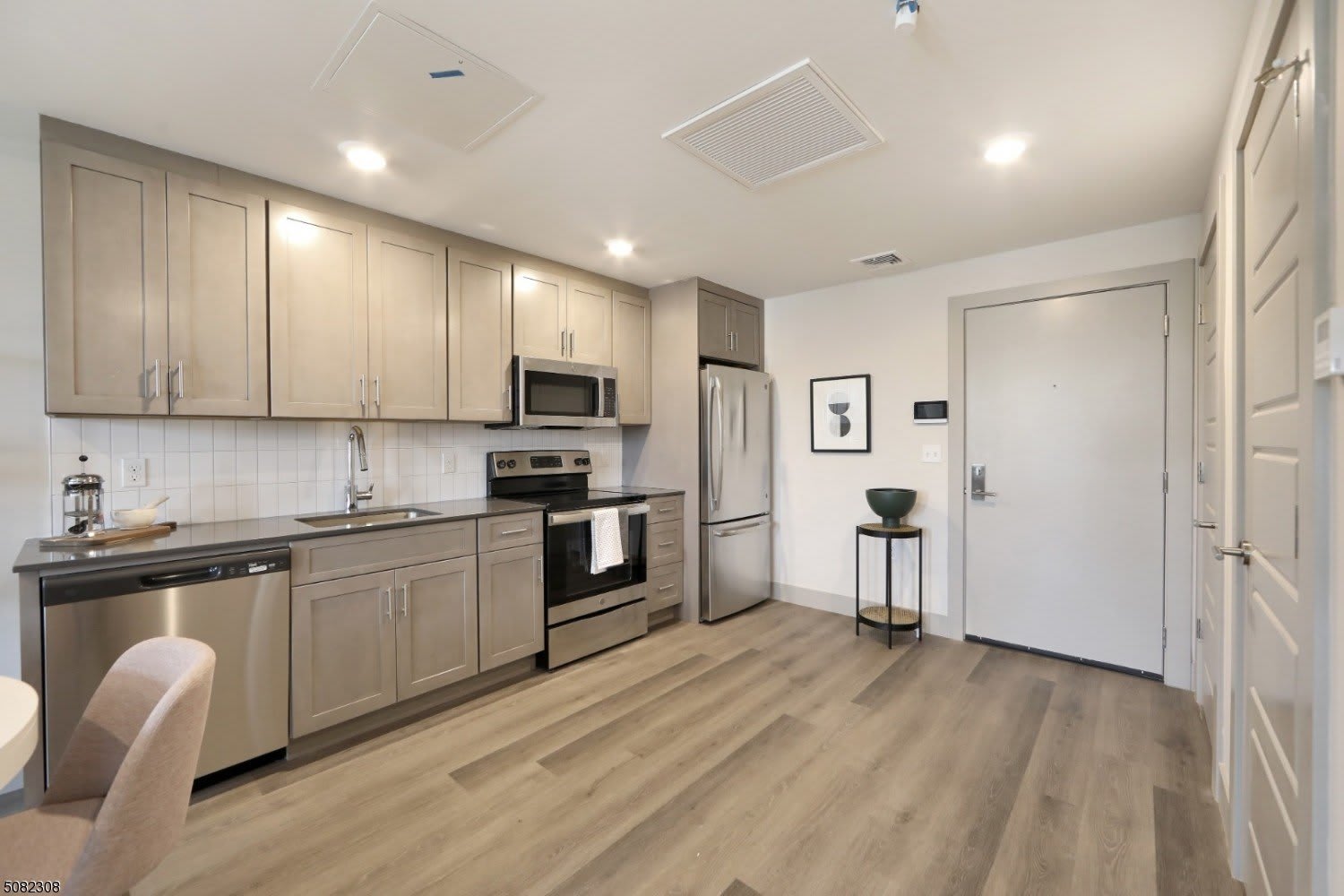 558 Franklin Avenue – photo 2