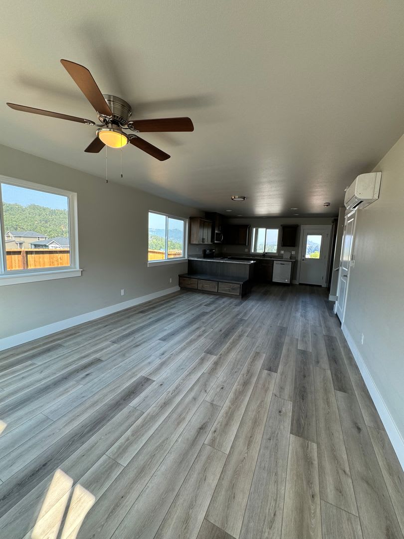 New 3 bedroom 2 1/2 bath home townhome on west side of Roseburg – photo 4