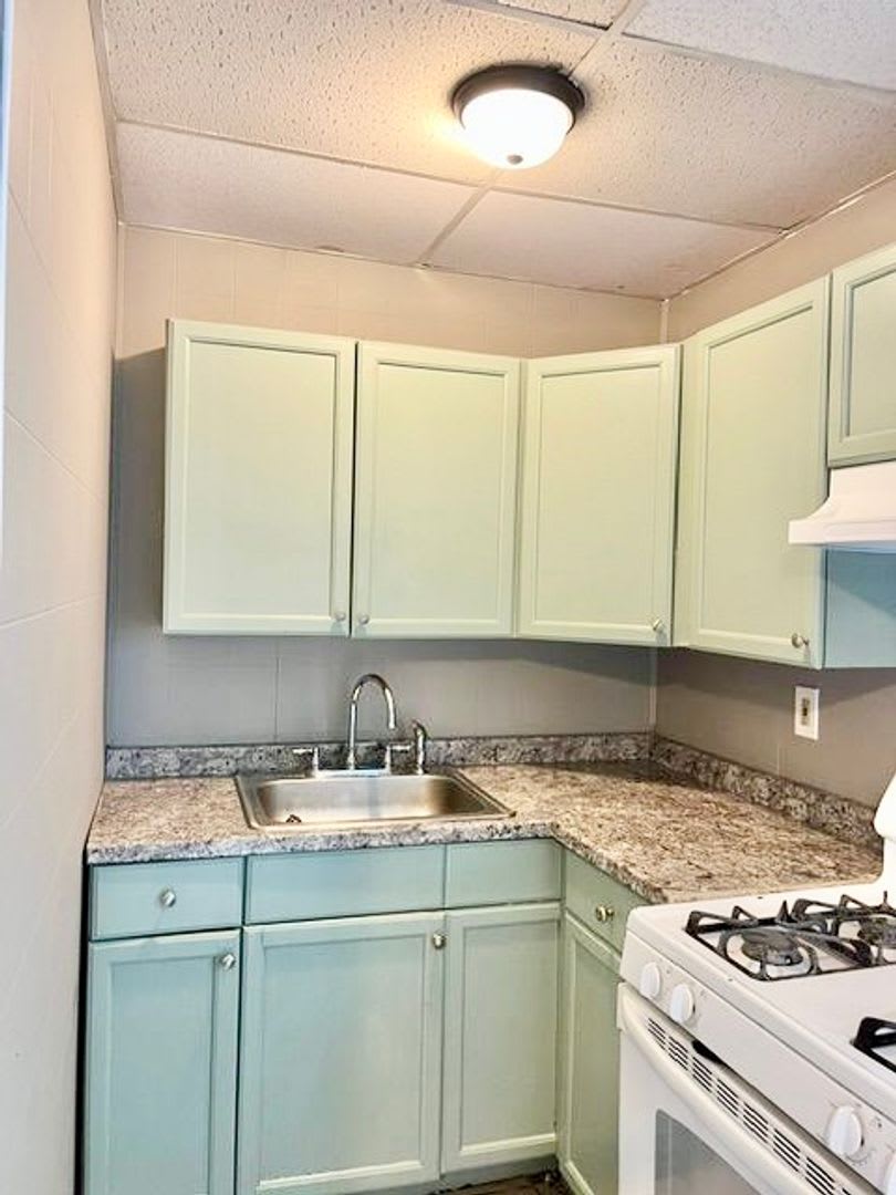 **Pawtucket/Woodlawn – Large Two Bed Section 8 Welcome -$1,400** – photo 3