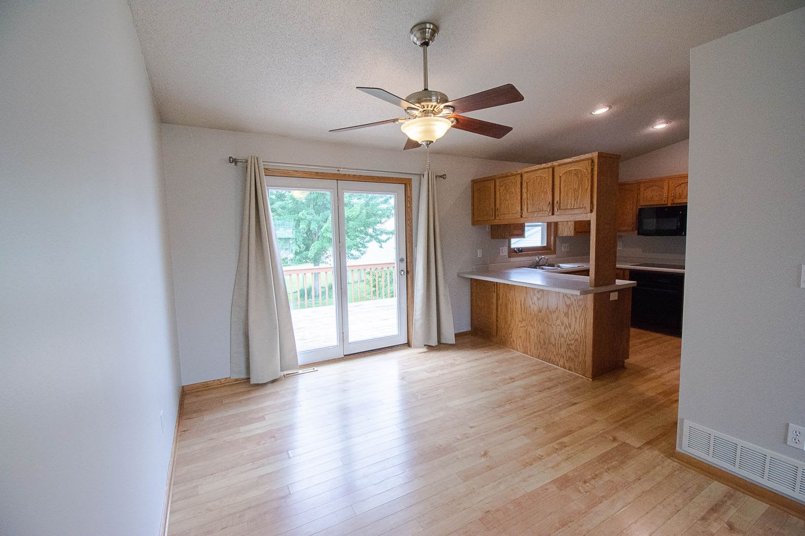 4 Bedroom Home With Fenced Yard Garage Dog Friendly – photo 4